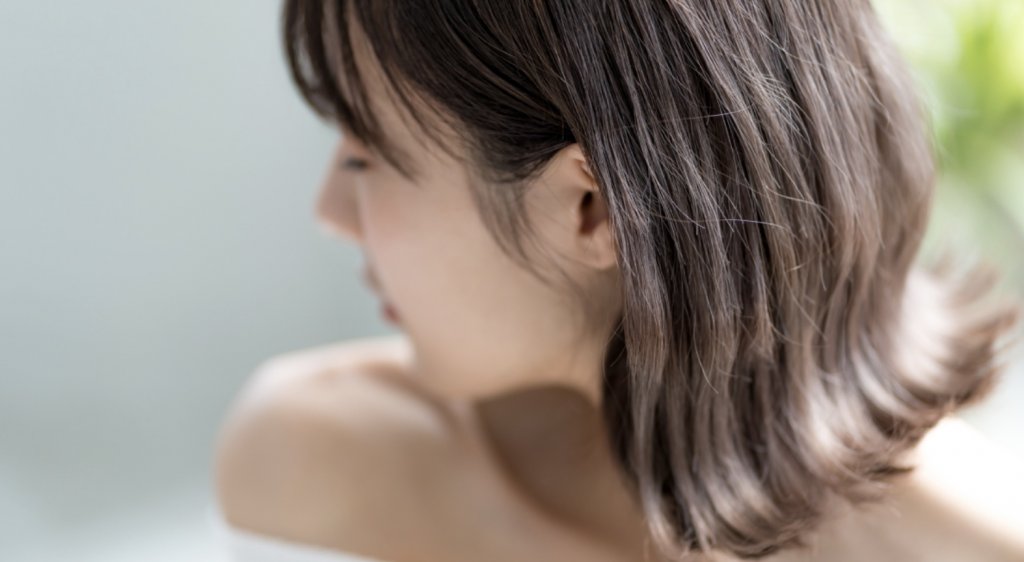 髪の毛先の外ハネを強くしすぎると若い子向けの髪型に。